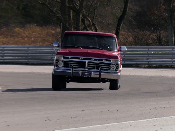 Truck Tech (LAS) - El motor de la Ford F-100 recibe un kit de la parte superior para refrescarlo