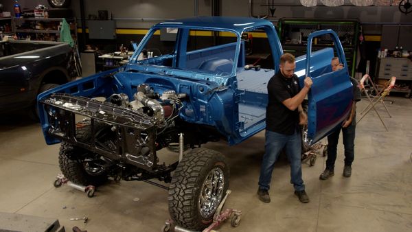 Truck Tech (LAS) - Reensamblaje de nuestra Chevy Blazer con los accesorios interiores