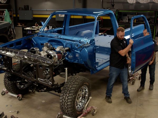 Truck Tech (LAS) - Reensamblaje de nuestra Chevy Blazer con los accesorios interiores
