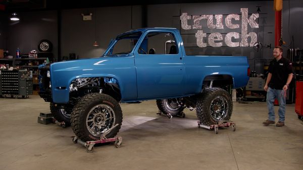 Truck Tech (LAS) - Recableado de la Chevy Blazer e instalación de un nuevo parabrisas.