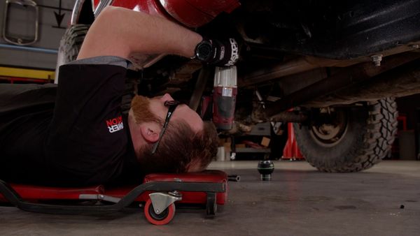 Truck Tech (LAS) - El Sierra K1500 del 88 rebajado se convierte en una bestia con potencia LS