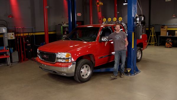 Truck Tech (LAS) - Añadiendo estilo noventero a un GMC Daily Driver del 2000