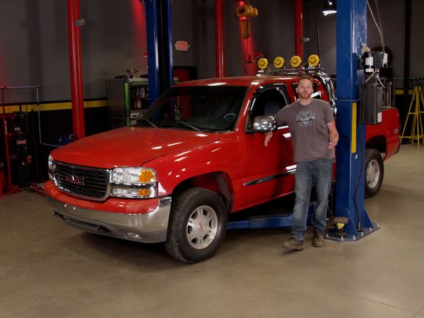 Truck Tech (LAS) - Añadiendo estilo noventero a un GMC Daily Driver del 2000