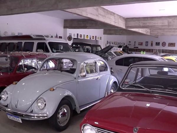 Direção Sobre Rodas - Temporada 1 - Garagem de carros na sala de casa
