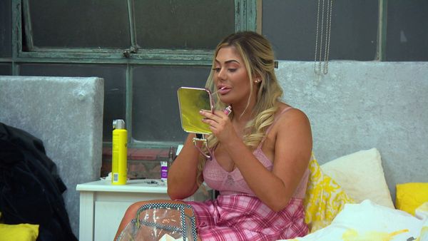 Geordie Shore - It's Snowing In Newcastle