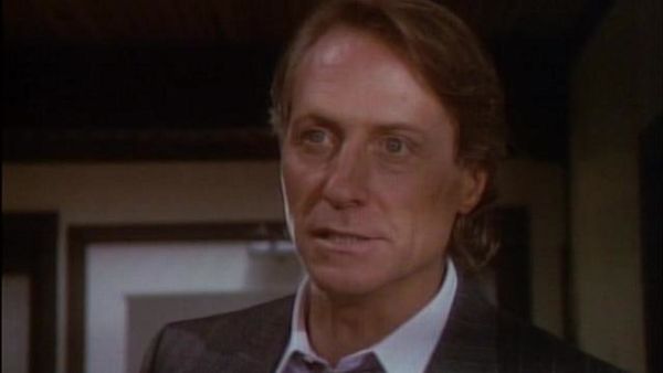 MacGyver - The Wall