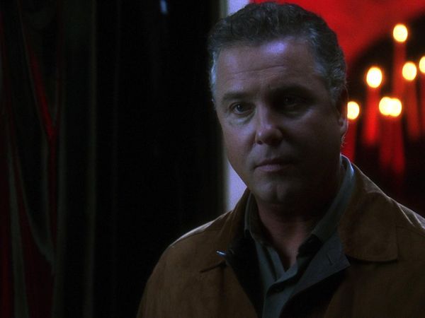 CSI en español - Espuma en la guarida de los cazadores