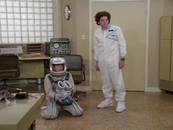 Laverne & Shirley - Lost In Spacesuits