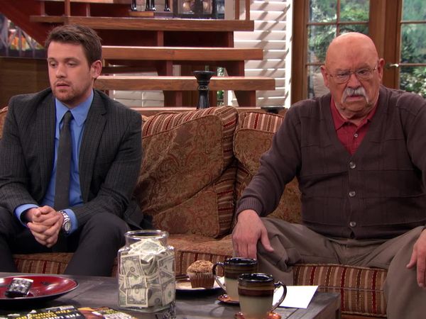 Anger Management - Charlie Gets Lindsay Lohan Into Trouble