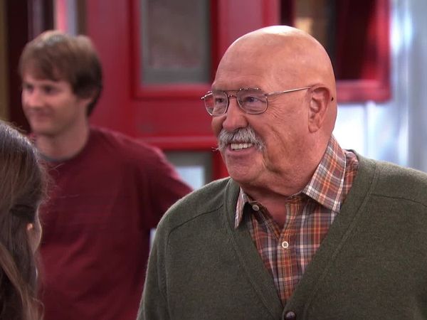 Anger Management - Charlie og Lacey gør naboerne vrede