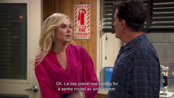 Anger Management - Charlie sitter inne med den heta fängelsedirektören