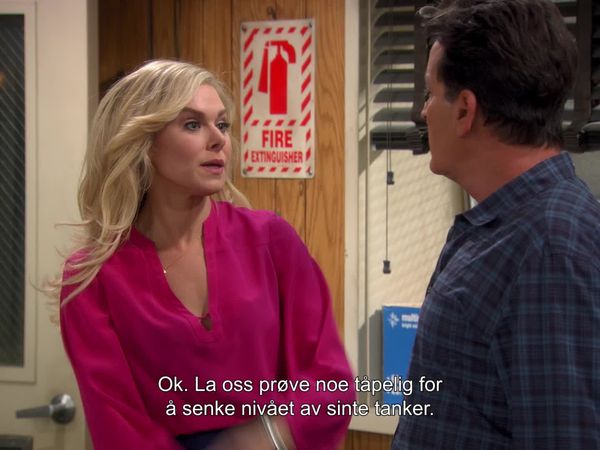 Anger Management - Charlie sitter inne med den heta fängelsedirektören