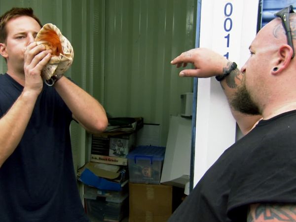 Auction Hunters - Friends in Hawaii Places