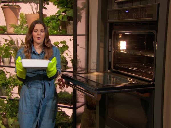 The Drew Barrymore Show - Seth MacFarlane & Liz Gillies, Drew’s Surprise For Family Who Adopted 5 Siblings, The Weekender