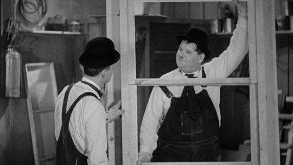 The Laurel & Hardy Show - The Laurel & Hardy Show: Busy Bodies