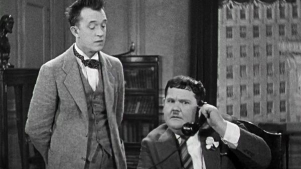 The Laurel & Hardy Show - The Laurel & Hardy Show: Chickens Come Home