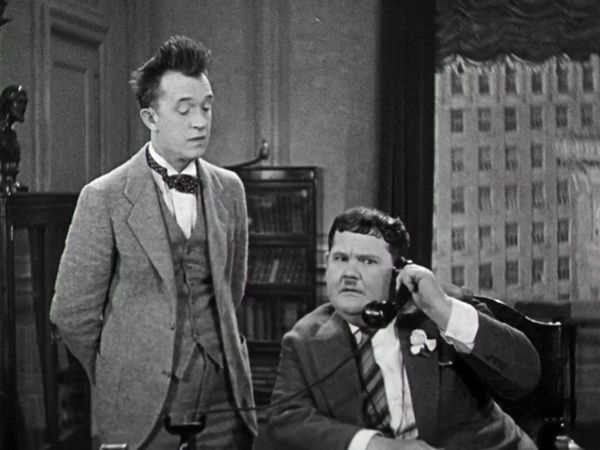 The Laurel & Hardy Show - The Laurel & Hardy Show: Chickens Come Home