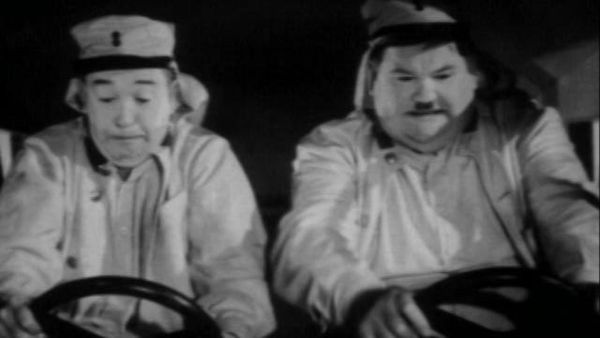 The Laurel & Hardy Show - The Laurel & Hardy Show: Flying Deuces