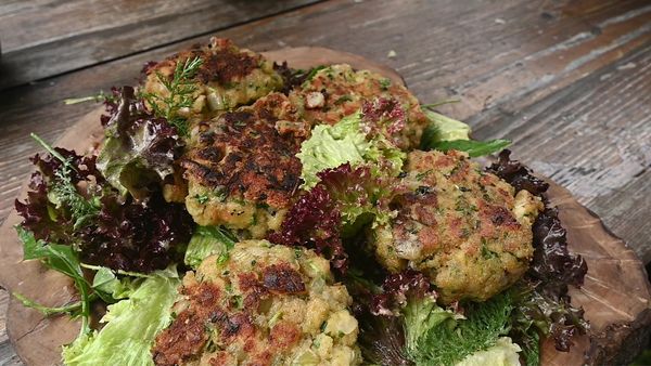 Cook out - draußen auf´kocht! DE - Almliebe, Kaspressknödel auf Wildkräutersalat