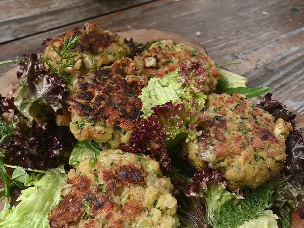Cook out - draußen auf´kocht! DE - Almliebe, Kaspressknödel auf Wildkräutersalat