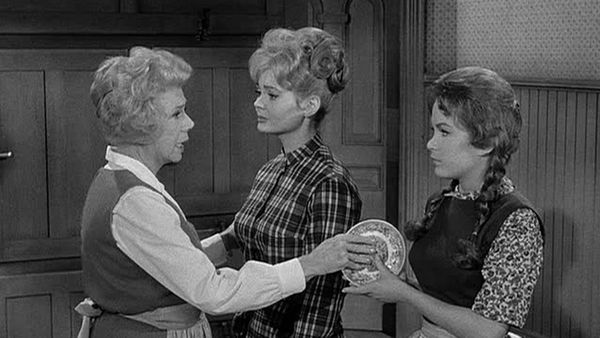 Petticoat Junction - Hooterville Vs. Hollywood