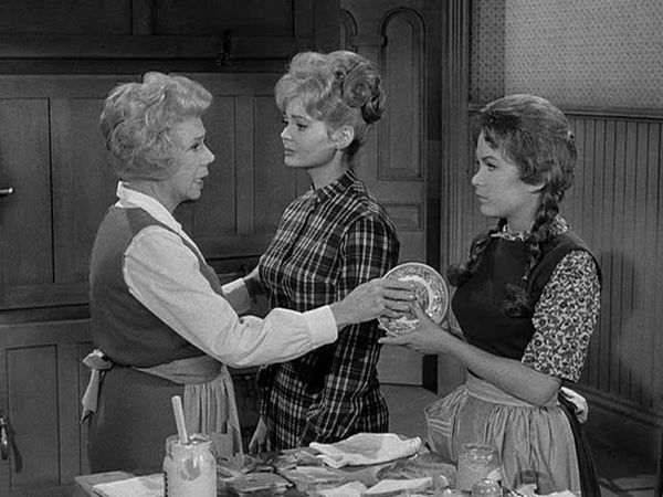 Petticoat Junction - Hooterville Vs. Hollywood