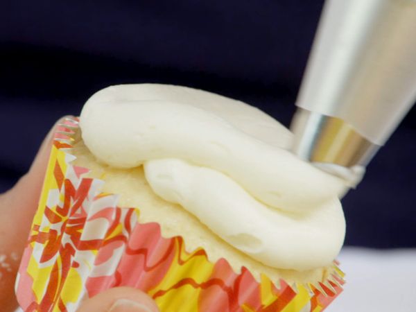 Bake With Anna Olson - Buttercream