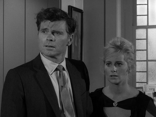 The Twilight Zone - Stopover in a Quiet Town (aka Strangers in Town)