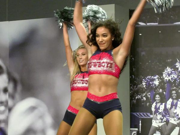 Dallas Cowboys Cheerleaders: Making the Team - Gettin' Real