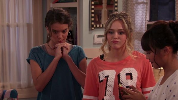 Bella and the Bulldogs LT - Noche de chicas