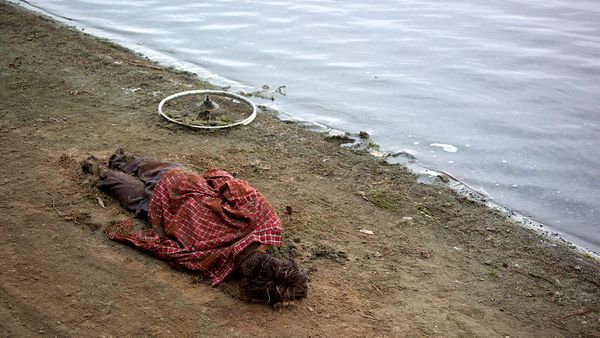 Les Eaux Troubles du Crime - SALE BÂCHE