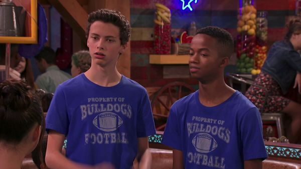 Bella and the Bulldogs LT - Lo lindo y lo rudo