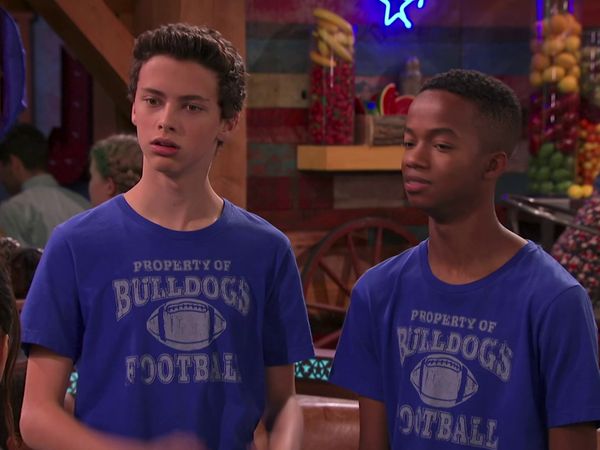 Bella and the Bulldogs LT - Lo lindo y lo rudo