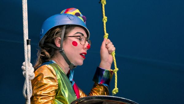 The Amazing Race - Red Lipstick Is Not My Color