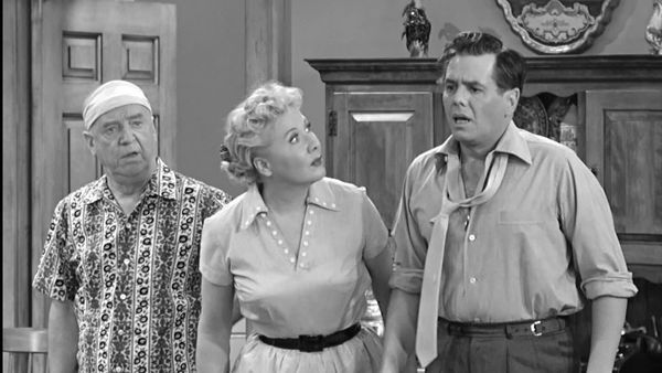 I Love Lucy - Lucy Raises Chickens
