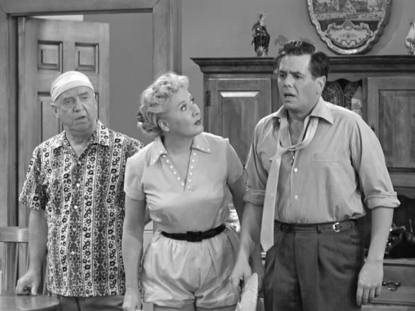 I Love Lucy - Lucy Raises Chickens