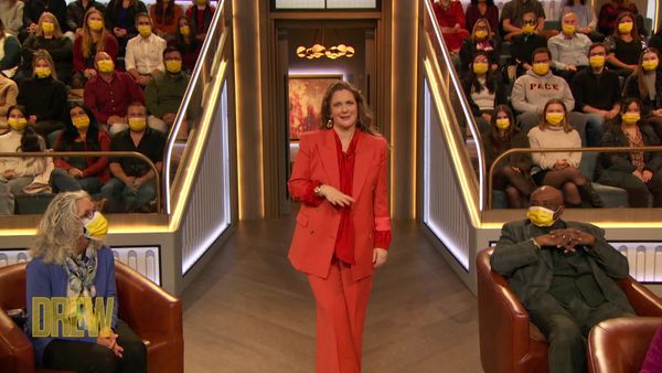 The Drew Barrymore Show - Drew's News with Matt Rogers, Holiday Hosting with Pilar Valdes