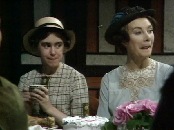 Upstairs, Downstairs DE - Frauen im Krieg