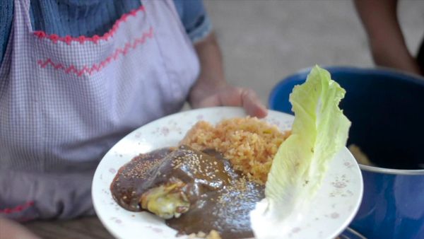Lo que comemos las mujeres - La procesión