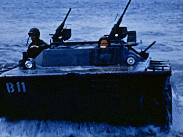 The Pacific War in Color LT - De Isla en Isla