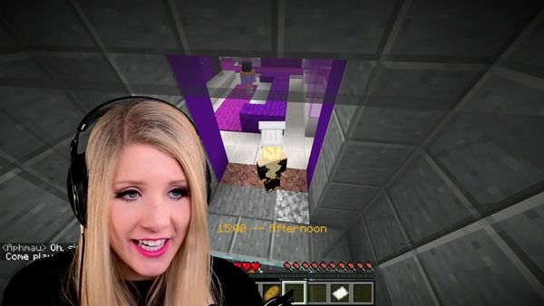 Brianna Playz - Sneaking into Aphmau's Minecraft House for 24 Hours