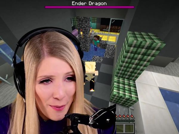 Brianna Playz - Playing Minecraft as a Billionaire