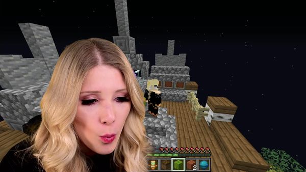 Brianna Playz - How to Tame a Pet Emerald in Minecraft
