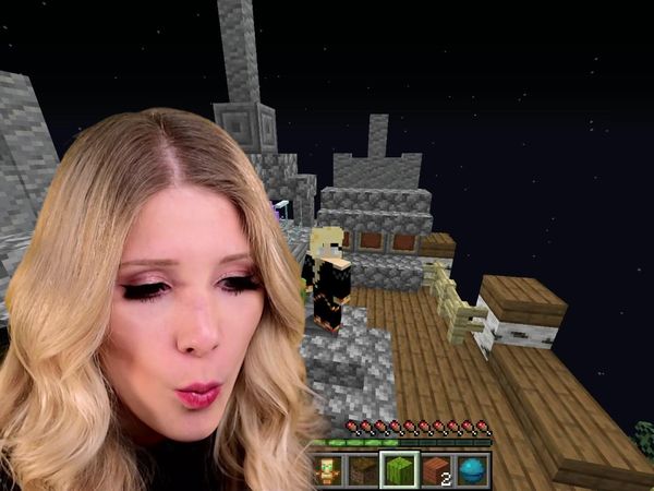 Brianna Playz - How to Tame a Pet Emerald in Minecraft