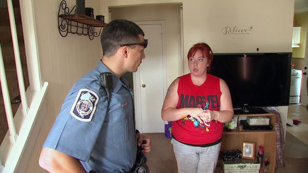 Cops en español - Manicura para un corazón roto
