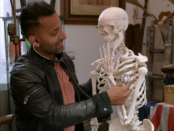 Celebrity Antiques Road Trip - Trisha Goddard and Dr. Amir Khan