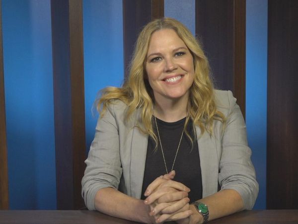25 Words or Less - Mary McCormack Forgets Her Diploma
