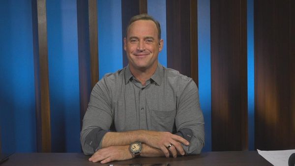 25 Words or Less - Matt Iseman and Amber Stevens West Shows Us How It's Done!