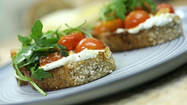Studio Cocina- AlacocinaTv - Qusadillas de Chorizo / Brusquetas de queso de cabra con tomates cherry salteados y arúgula