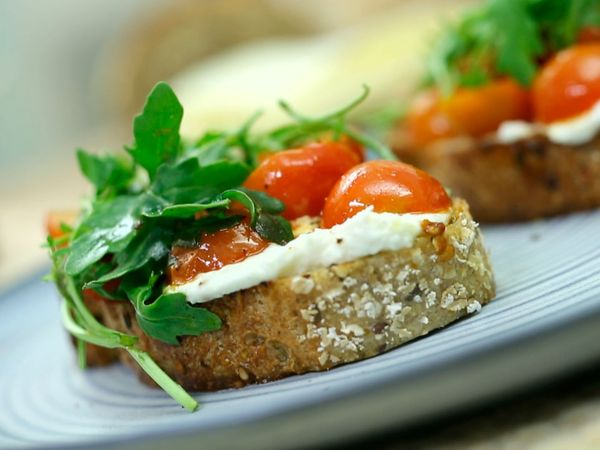 Studio Cocina- AlacocinaTv - Qusadillas de Chorizo / Brusquetas de queso de cabra con tomates cherry salteados y arúgula
